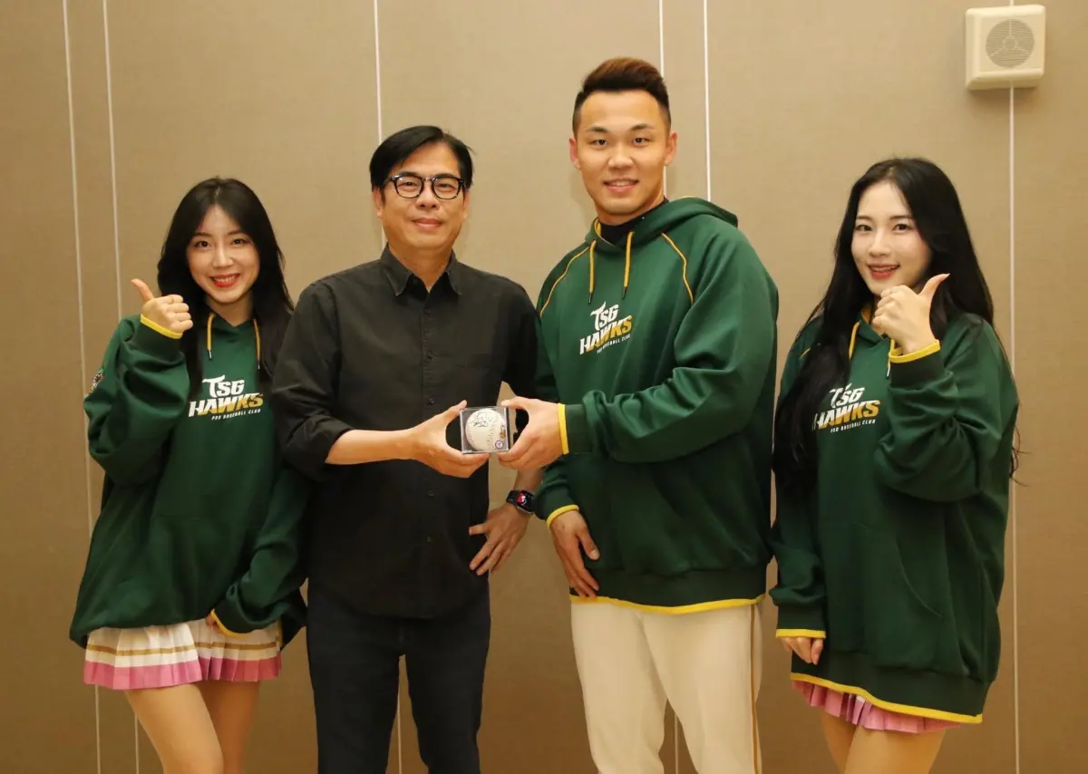 ▲高雄市長陳其邁變身啦啦隊，與韓國「最強外掛」安芝儇、「清純精靈」朴旻曙一起在鏡頭前大跳《王柏融應援曲》，旅日歸來的「台鋼大王」王柏融也送上簽名球給市長陳其邁，齊喊「台鋼雄鷹I'm IN」為台鋼雄鷹一軍球隊熱力應援。（圖／高雄市政府提供）