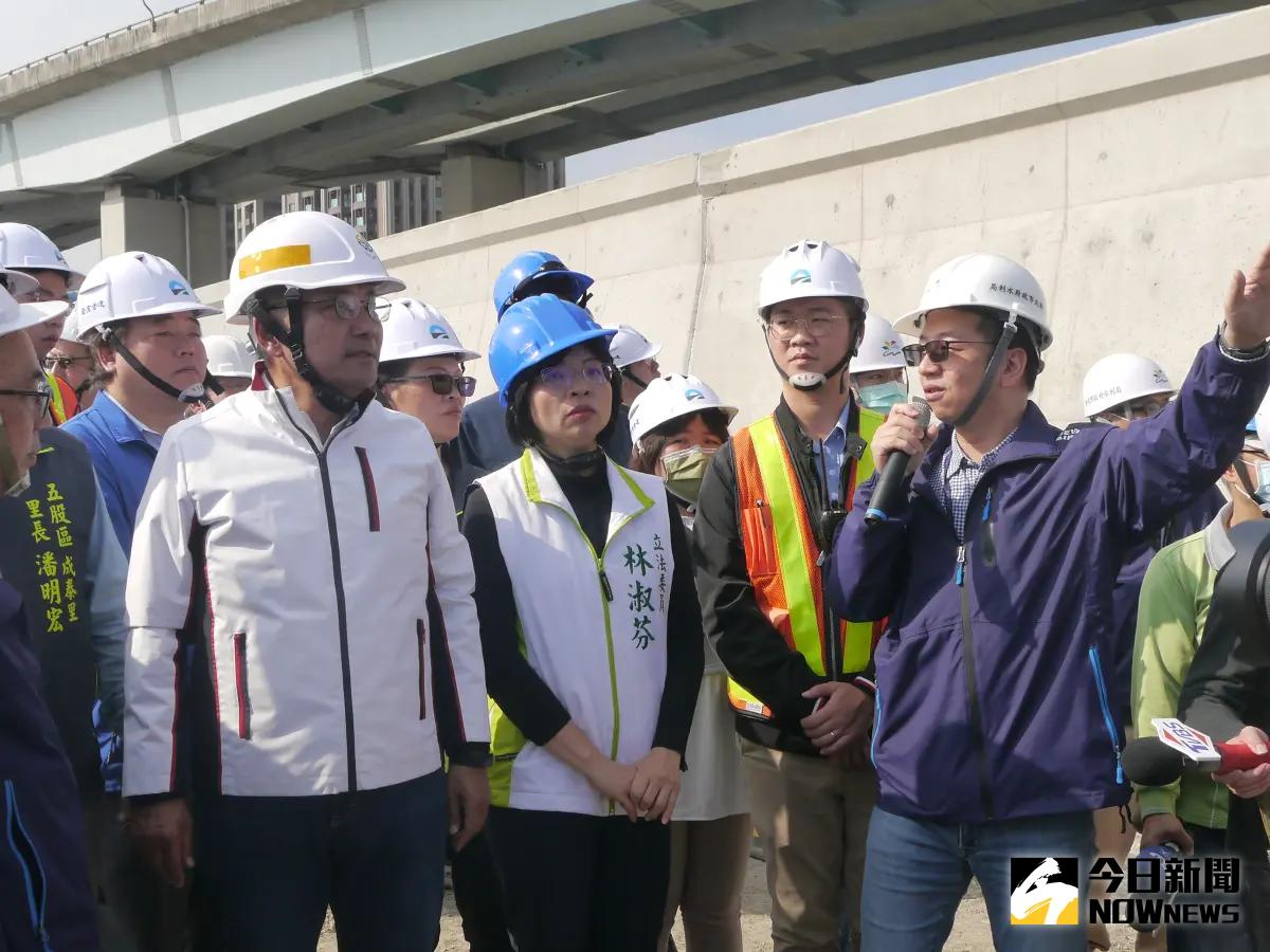 ▲侯友宜與經濟部水利署、立法委員林淑芬及在地市議員、里長代表視察二重疏洪道左岸加高工程。（圖 ／記者吳嘉億攝，2024.01.18）