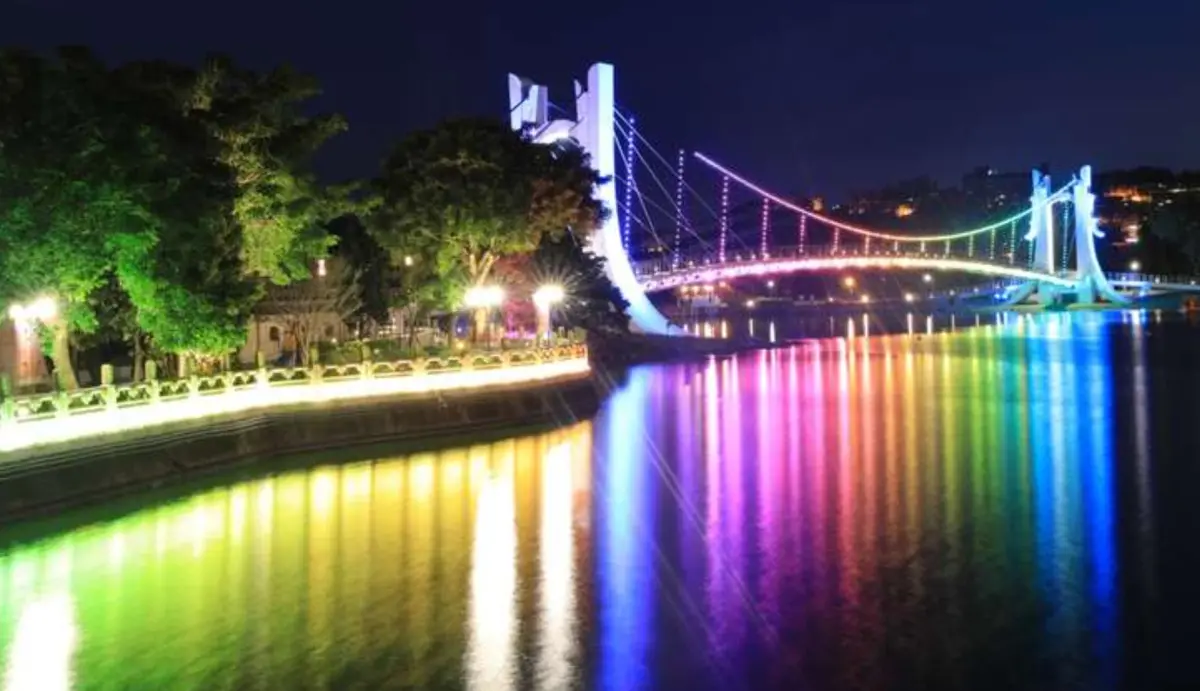 ▲桃園市熱門景點不少人都會想到龍潭觀光大池，每到夜裡都相當漂亮，不過現在桃園市最強景點可不是這裡！（圖／桃園觀光旅遊網）