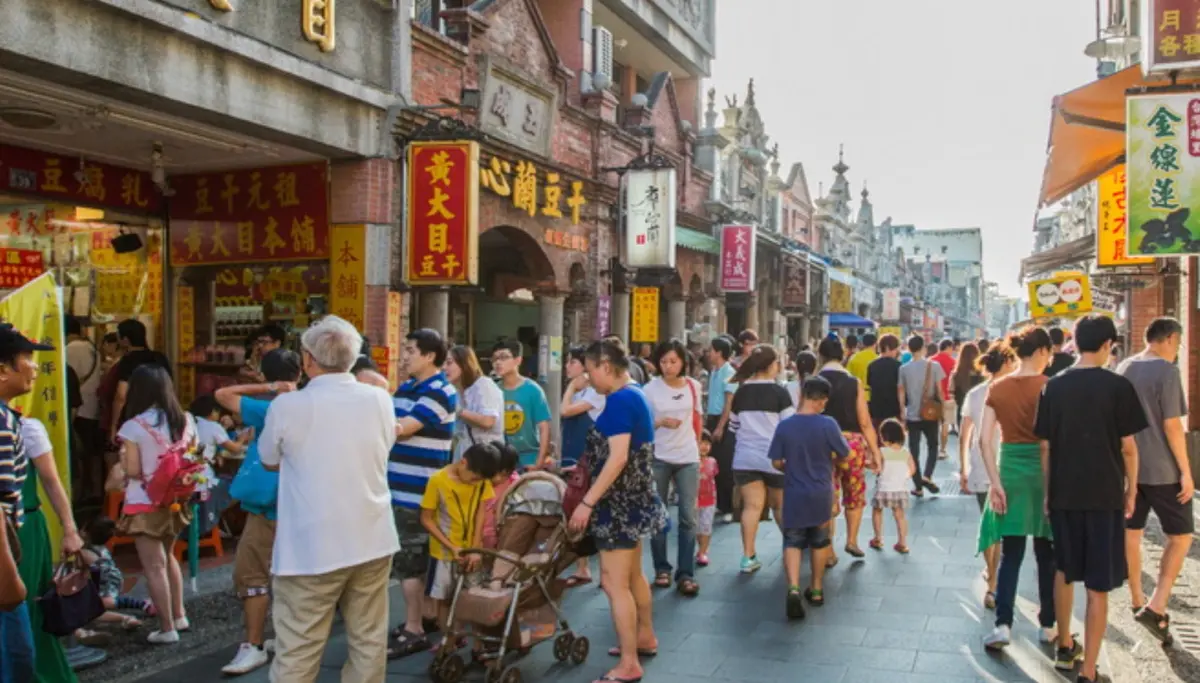 ▲桃園大溪老街巴洛克建築風搭配商家的形式，不僅超美，當地多種名產美食，更讓不少遊客讚不絕口，2023年全台景點人潮排第9名。（圖/桃園觀光旅遊網）