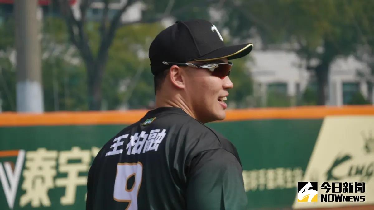 ▲台鋼雄鷹王柏融擔任隊長，總教練洪一中給予肯定。（圖／吳政紘攝）