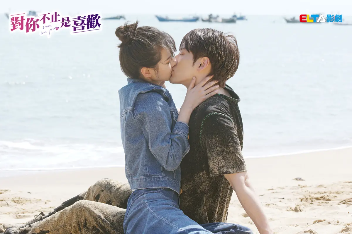 ▲魏哲鳴（右）在陸劇《對你不止是喜歡》中狂親黃日瑩（左），被封「情侶必看教科書」。（圖／愛爾達電視提供）