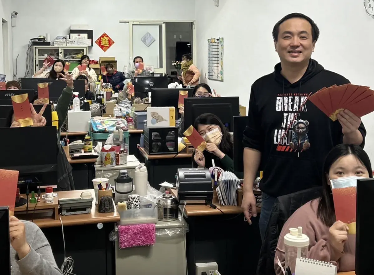 ▲直播主楠哥哥表示今年決定公司不舉辦尾牙，改發每人1萬紅包，當作尾牙餐費，霸氣的做法引來5.6萬人大讚。（圖／翻攝自「楠哥哥」臉書）