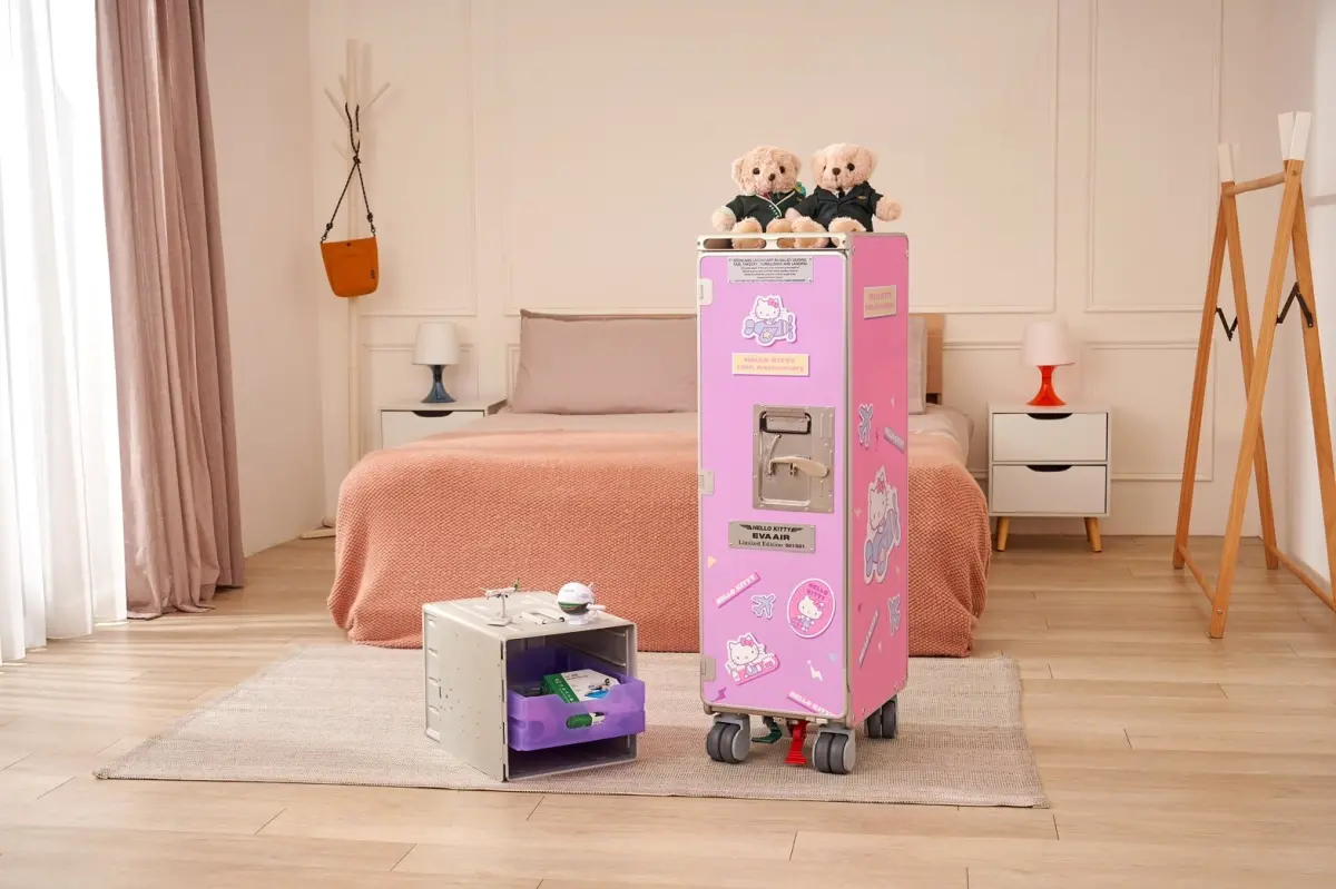 ▲為歡慶Hello Kitty 50週年紀念，長榮航空與三麗鷗公司攜手合作，推出全新設計的輕量化餐車。（圖／長榮航空提供）