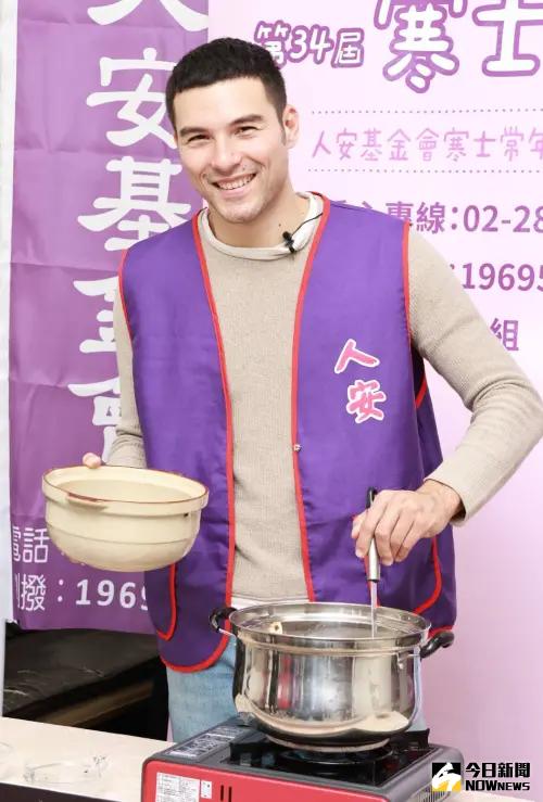 ▲鳳小岳化身公益大使,對寒士送上滿滿關懷(圖/記者吳翊緁攝) ▲鳳小岳化身公益大使,對寒士送上滿滿關懷(圖/記者吳翊緁攝)