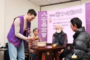 ▲今日是農曆臘八,鳳小岳親自煮臘八粥給寒士們享用。(圖/記者吳翊緁攝) ▲今日是農曆臘八,鳳小岳親自煮臘八粥給寒士們享用。(圖/記者吳翊緁攝)