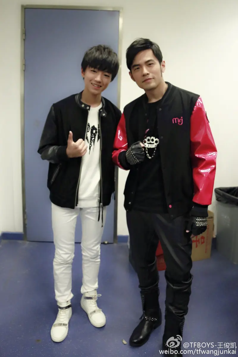 ▲王俊凱(左)從小就是周杰倫歌迷,一直以偶像為目標。(圖/王俊凱微博)