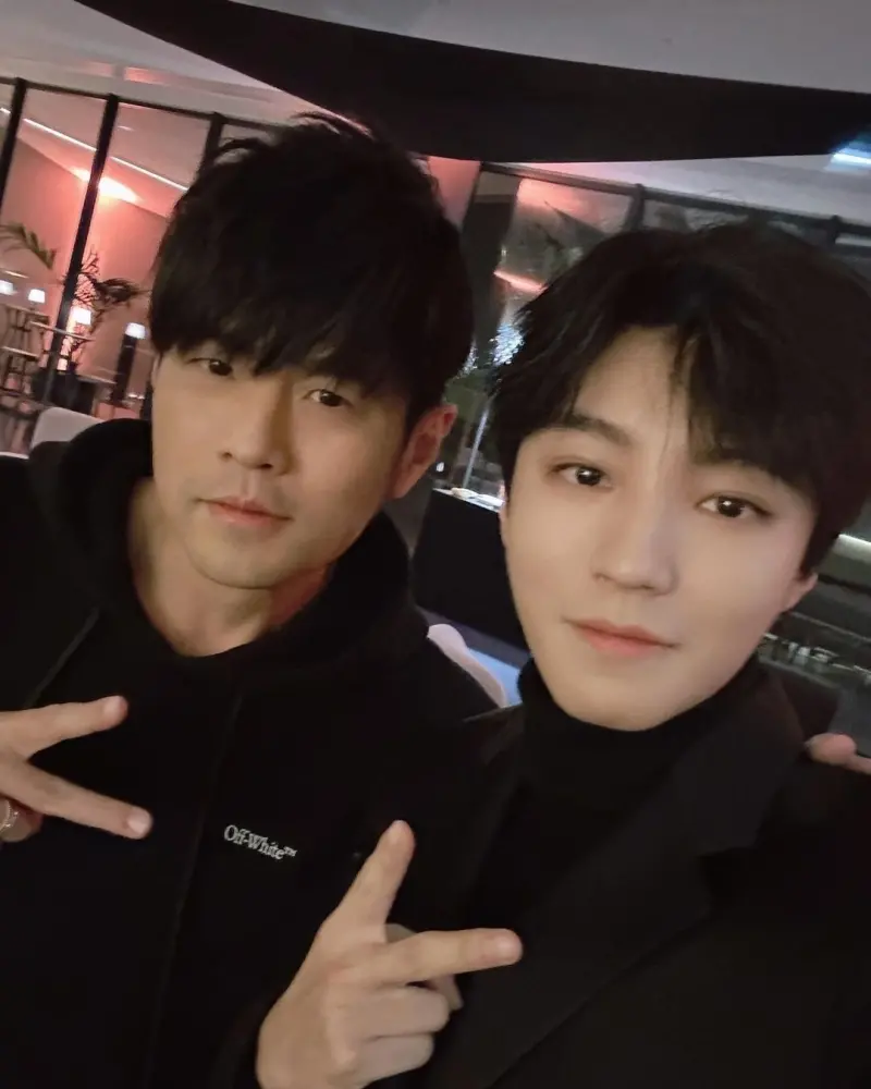 ▲王俊凱(右)在IG曬出和周杰倫合影,五月天阿信也嗨喊要一起合照。(圖/王俊凱IG)