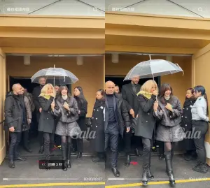▲Brigitte Macron主動幫Lisa撐傘，2人挽手離開會場。（圖／翻攝gala.fr Tik Tok）