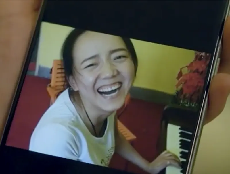 ▲中國一名鋼琴女老師，因魔性笑聲而被做成迷因爆紅，而她近日接受中國媒體採訪，坦言爆紅後被網暴長達9年。（圖／翻攝自微博）
