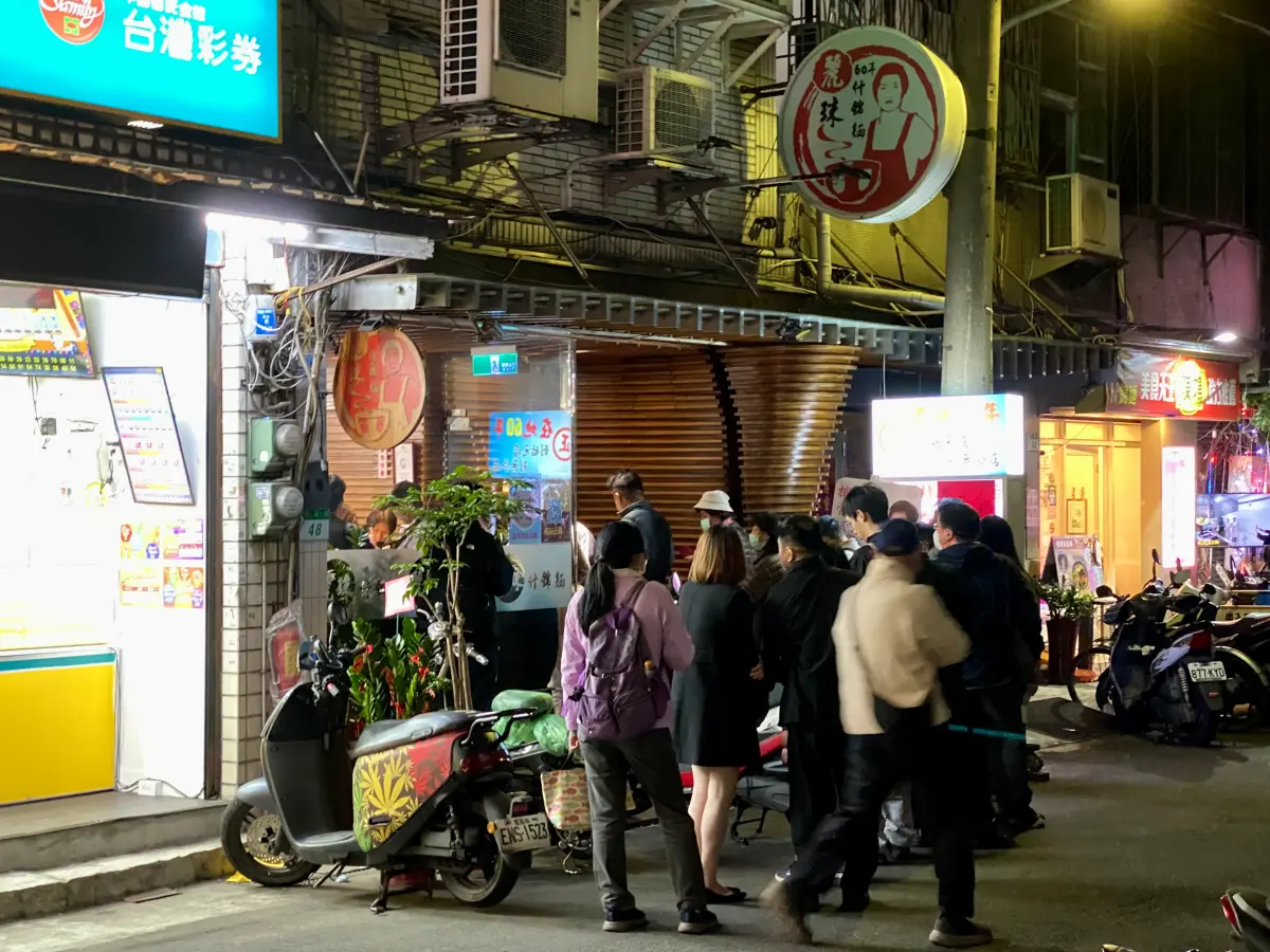 ▲萬華地區老店「麗珠什錦麵」公告將只營業到1月21日，每天都可看到店門口排隊人潮，蔓延到隔壁店面。（圖／記者葉盛耀攝）