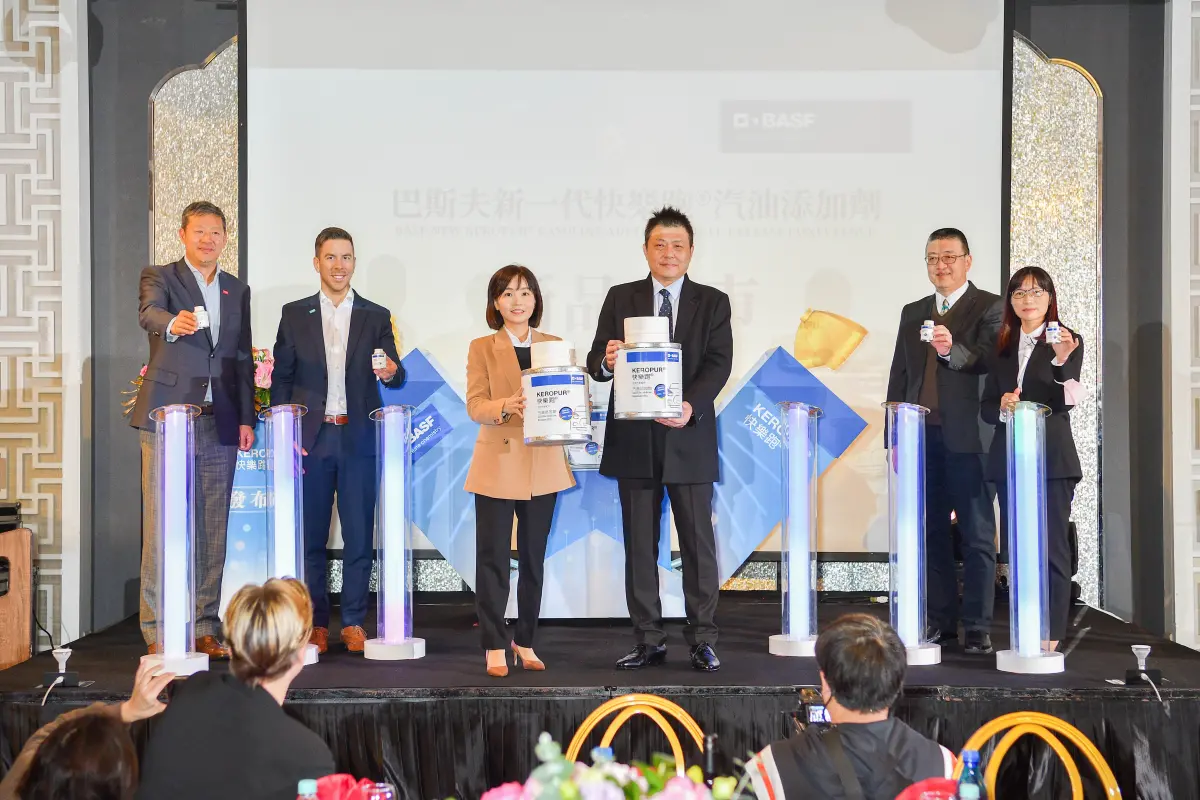 ▲台灣巴斯夫公司董事長兼總經理黃仙蒂(左三)與台灣總經銷優駿豐企業有限公司總經理林嘉鵬(右三)，共同慶祝新一代快樂跑® 汽油添加劑上市 。（圖／巴斯夫提供）