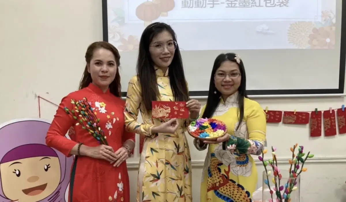 ▲來自越南的新住民阮芳誼擅長越南書法，17日在移民署中區事務大隊台中市第二服務站教新住民書寫春聯，展現越南書法「字中有畫，畫中有字」的藝術。（圖／移民署中區事務大隊台中市第二服務站提供）