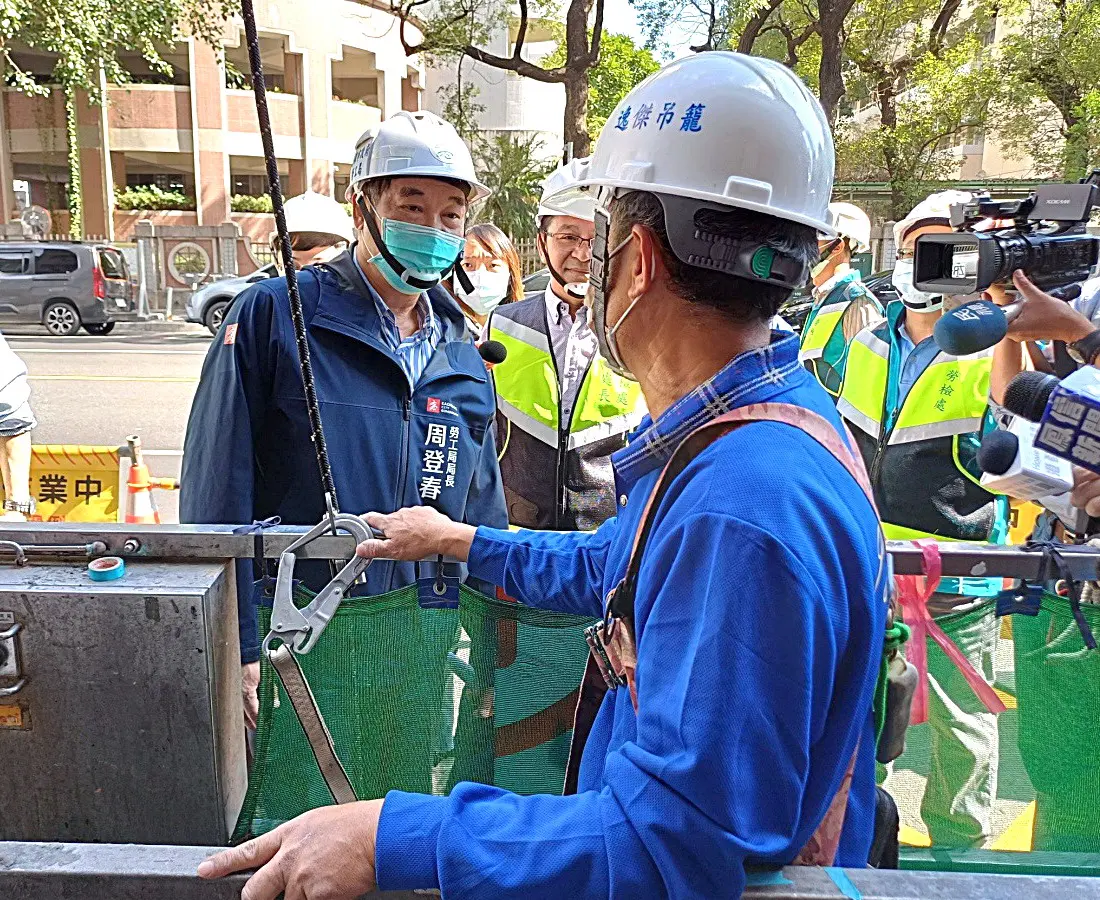 ▲高雄市政府勞工局局長周登春(左)率隊促業者強化作業管制與安全檢點，以避免吊籠清洗外牆之風險。(圖／高雄市勞工局提供)