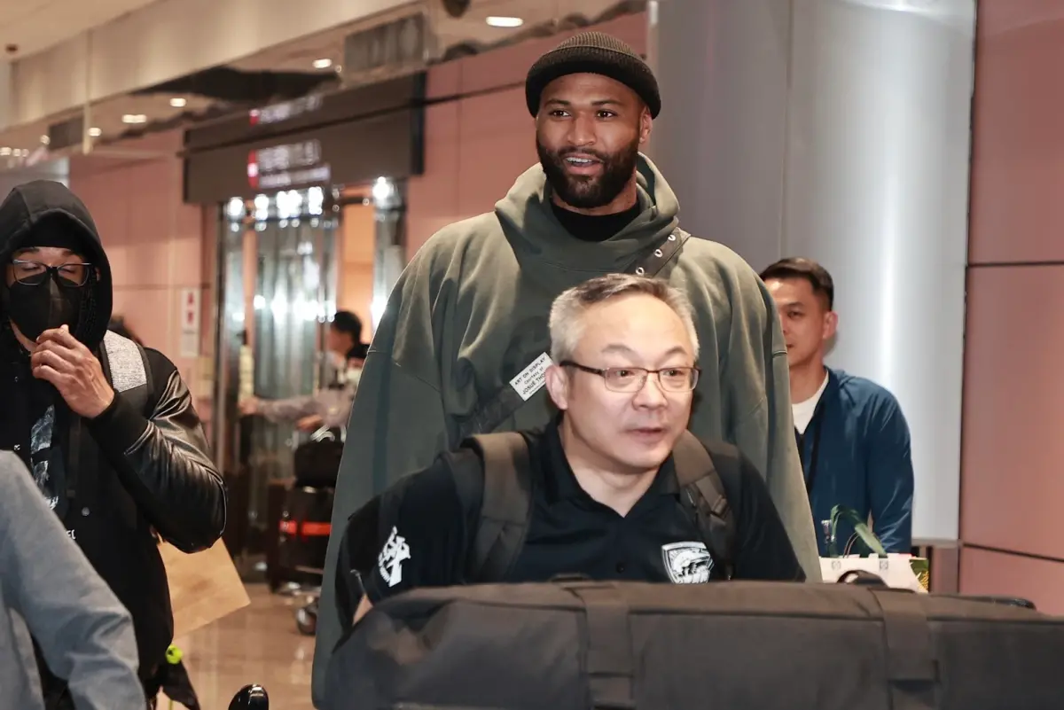 ▲ 前NBA球星卡森斯抵台，近百名粉絲熱情迎接。（圖/記者葉政勳攝）