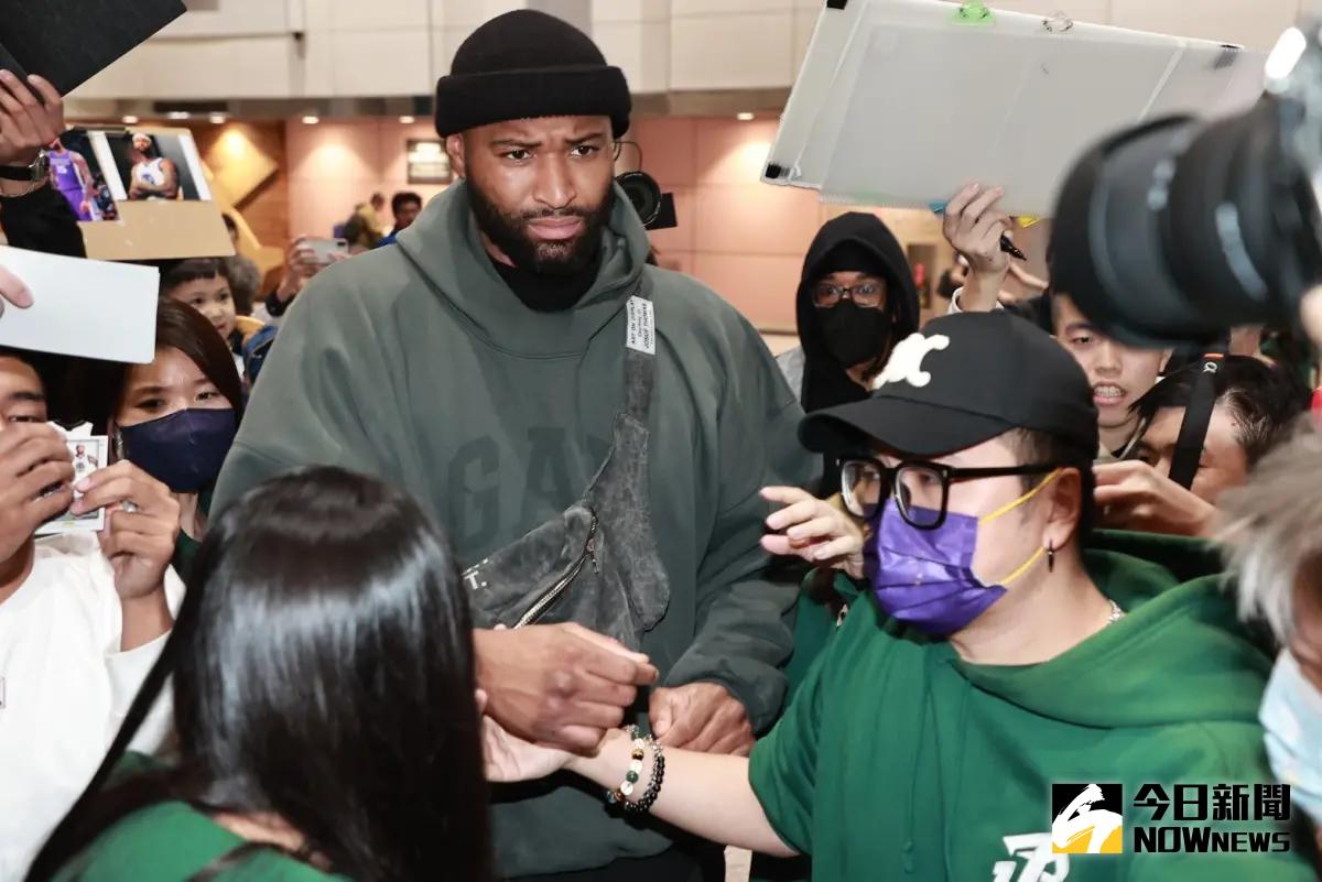 ▲NBA球星卡森抵台，吸引大批球迷到機場接機，但笑容不多，感覺非常疲憊。(圖／記者葉政勳攝）