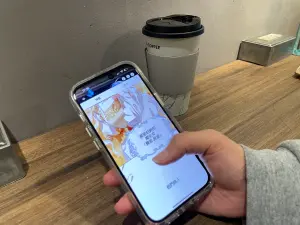 ▲因為條漫符合智慧型手機「下拉」閱讀方式,隨時點開App就能看漫畫,使得不少原先沒有看漫畫習慣、熱衷追劇的年輕族群,都因為這樣嶄新的形式而深陷其中。(圖/記者楊智傑攝) ▲因為條漫符合智慧型手機「下拉」閱讀方式,隨時點開App就能看漫畫,使得不少原先沒有看漫畫習慣、熱衷追劇的年輕族群,都因為這樣嶄新的形式而深陷其中。(圖/記者楊智傑攝)