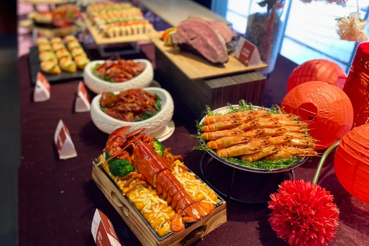 ▲星享道酒店內的星饗道國際自助餐廳推出「龍‧蝦‧道」，10道龍蝦饗宴輪番上場，活動1月22日至2月29日，除夕當天還每人一份法式尼斯龍蝦，每人餐價最低838元起就能龍蝦吃到飽。（圖／星享道酒店提供）