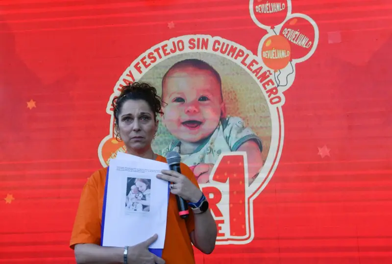 ▲以色列「最小人質」比巴斯至今生死不明。圖為17日聚在阿根廷首都布宜諾斯，要幫比巴斯過1歲生日的民眾。（圖／美聯社／達志影像）