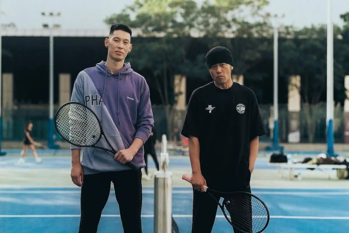 ▲林書豪（左）放上兩人合照慶生周杰倫，照片中周董整個人臉頰消瘦，讓許多人認不出笑喊：「這個最不像」。（圖／林書豪IG）