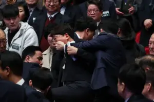 說了不該說的話？議員喊話尹錫悅遭摀嘴抬走　韓總統府：安全考量
