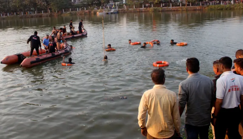 ▲印度一所學校18日舉辦郊遊活動，師生所搭的遊湖船疑因超載翻覆，至少有14名學生、2名教師不幸溺斃。（圖／美聯社／達志影像）