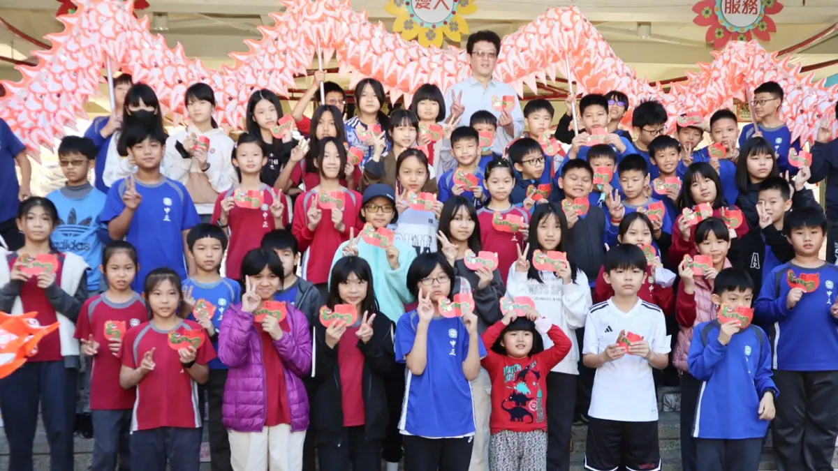 ▲高雄市政府特地在放寒假前送給國小、幼兒園學童龍年限定開運小紅包。（圖／高市府教育局提供）