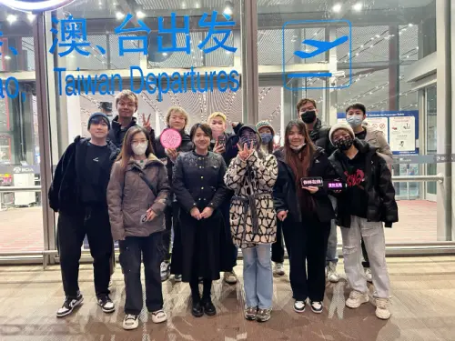 ▲蔡依林在機場停下來和粉絲合影。（圖／蔡依林官方後援會微博）