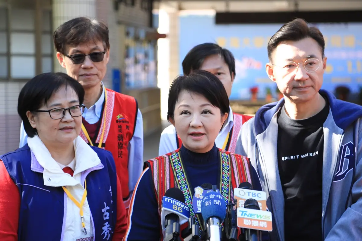 ▲台中市長盧秀燕表態力挺韓江配，圖為江啟臣前天陪同盧秀燕視察和平國小時受訪。（圖／台中市政府提供，2024.01.19）