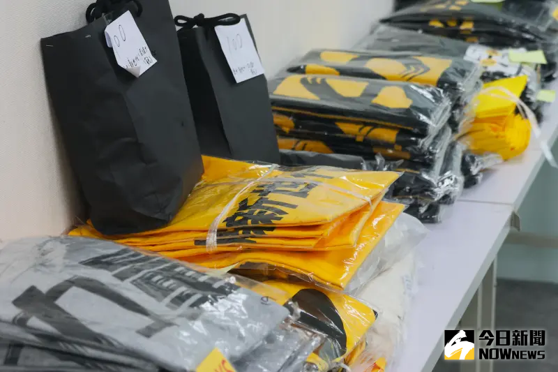 ▲為了避免滅黨,時力近期發起「捐款200元留住改革火種」,圖為募款小物。(圖/記者嚴俊強攝,2024.01.19)