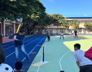 中華職棒／馮勝賢PK學校主任轟「超特大全壘打」　現場小學生樂歪
