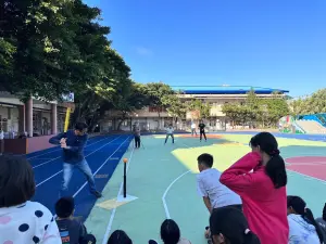 ▲前中職秘書長馮勝賢,近期參與學校活動,轟出一發全壘打,影片十分有趣。(圖/馮勝賢提供) ▲前中職秘書長馮勝賢,近期參與學校活動,轟出一發全壘打,影片十分有趣。(圖/馮勝賢提供)