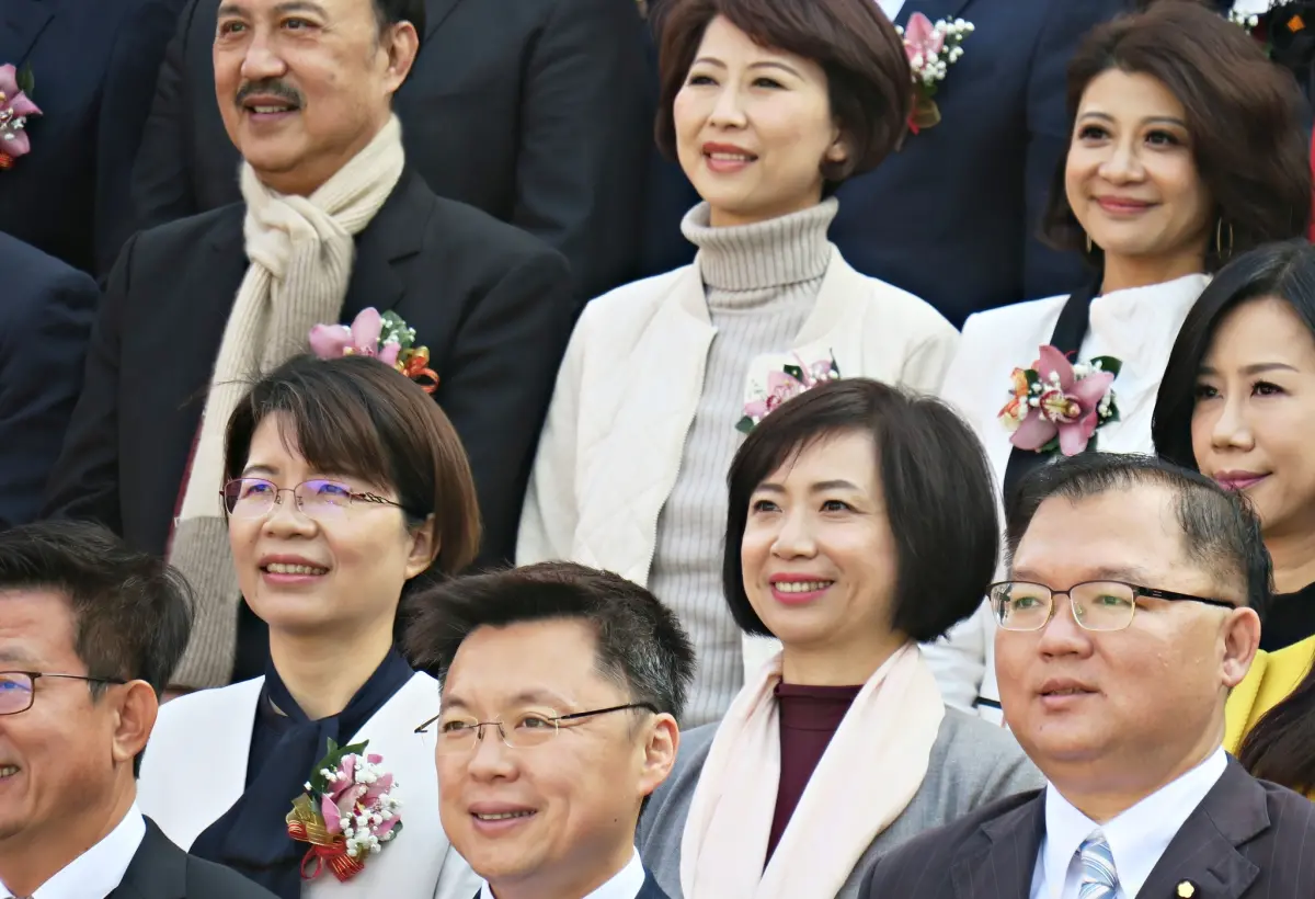 ▲民進黨立委何欣純（中下）繼陳亭妃（中上）之後，也宣布捐出選舉補助款，巧合的是，兩人補助款金額幾乎一樣多。（圖／翻攝何欣純臉書，2024.01.19）