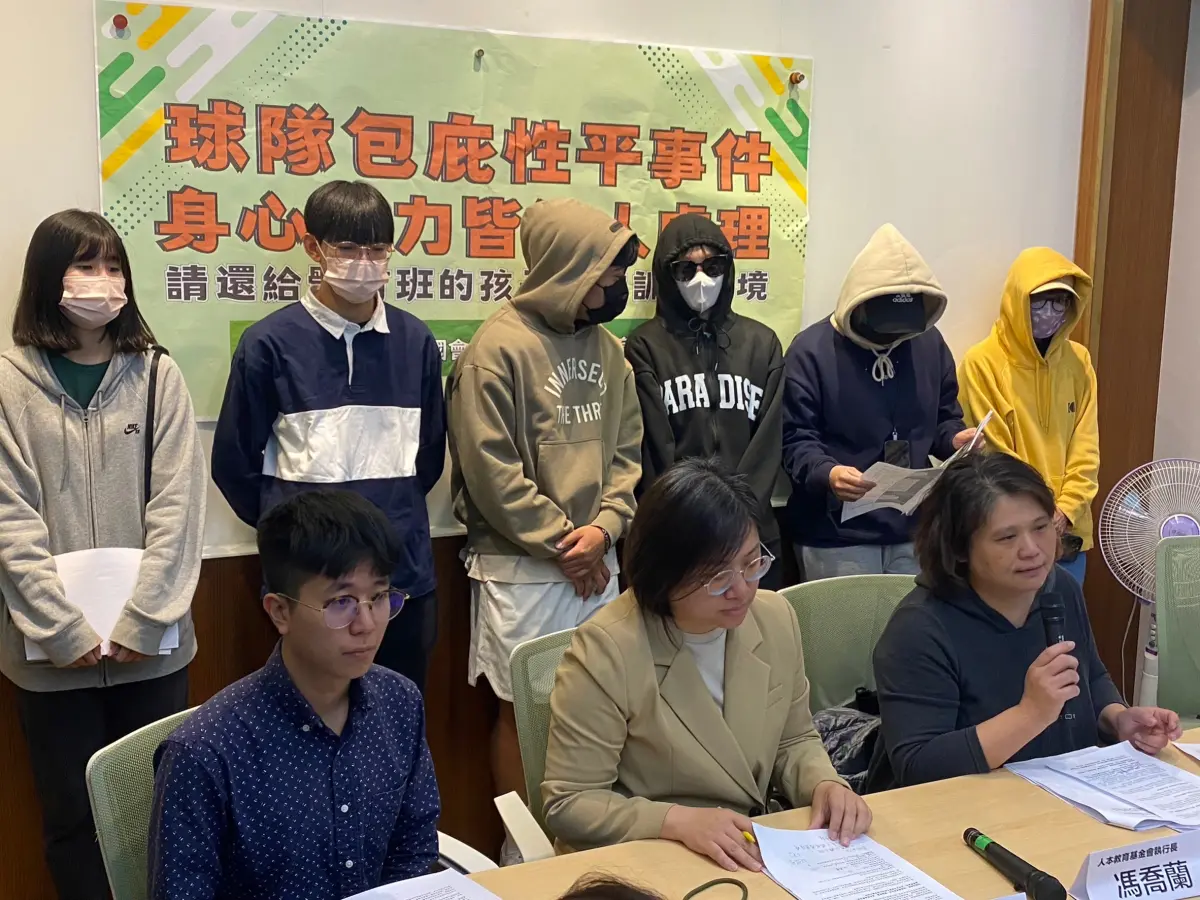 ▲立委陳培瑜與人本教育基金會等單位，今日陪同北市某校和球隊員，指控總教練與助理教練種種惡形惡狀，更批評北市府早已掌握相關事證卻無作為。（圖／記者陳威叡攝，2024.01.19）