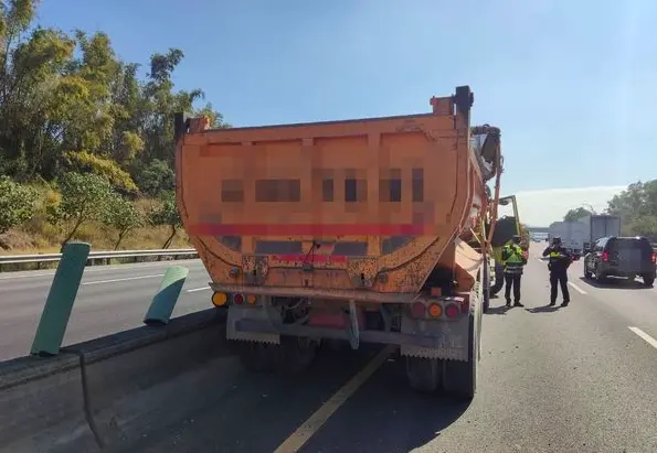 ▲國3曳引車自撞護欄車禍。（圖／翻攝畫面）