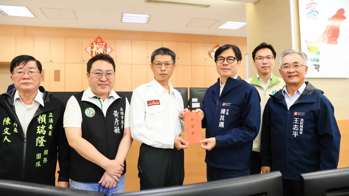 ▲陳其邁在119消防節與消防局長王志平、議員林智鴻、黃彥毓等人陪同下，慰問消防局救災救護指揮中心和成功消防分隊致贈加菜金。(圖／高市府提供)