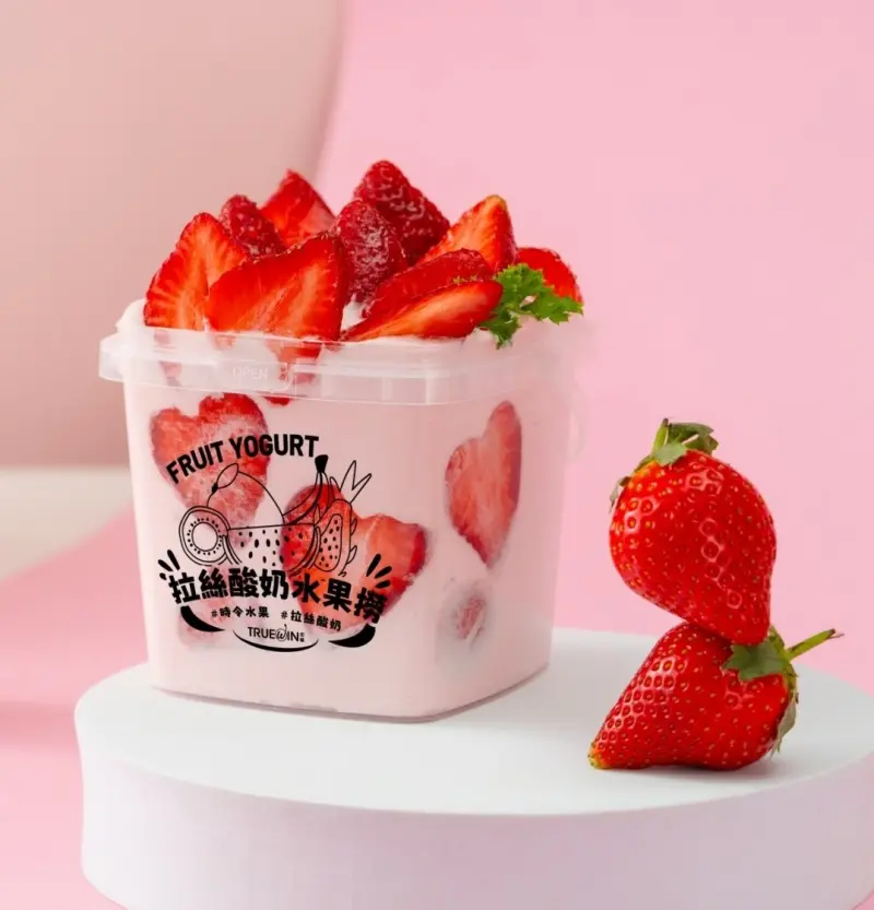 ▲初韻推出「滿杯草莓酸奶水果撈」，是冬季限定新品，今日起3天99元嚐鮮價優惠。（圖／業者提供），