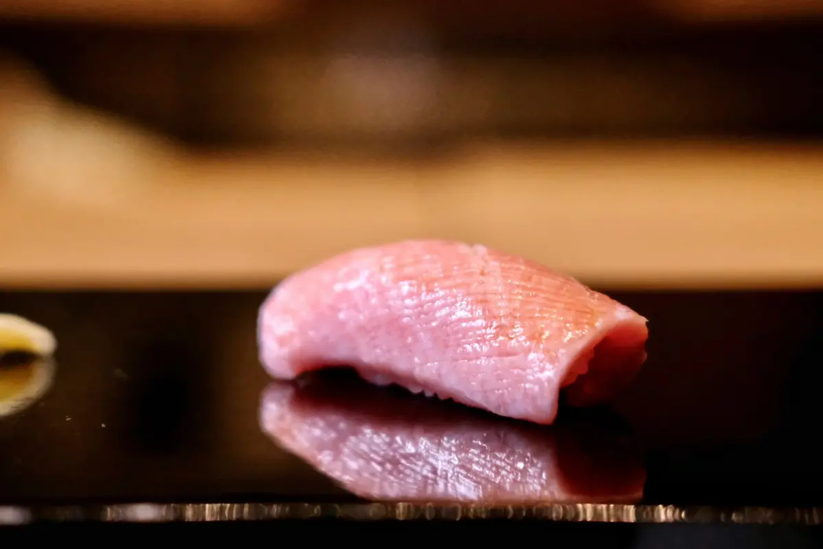 ▲位在台北文華東方酒店內的「鮨增田 」主廚增田勵，師出於有「壽司之神」封號的「數寄屋橋次郎」，而台北店派駐主廚小杉秀樹完美復刻本店精髓，握壽司除了刀工講究，更標榜要有點空氣感、軟硬適中。（圖／記者葉盛耀攝）