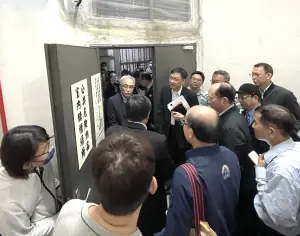 ▲到楠梓科技產業園區華泰電子公司半導體廠進行工安檢查。(圖／產業園區管理局提供)