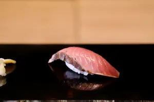 ▲福岡鰹魚握壽司的鰹魚，有先以稻梗炙燒來燻過。（圖／記者葉盛耀攝）