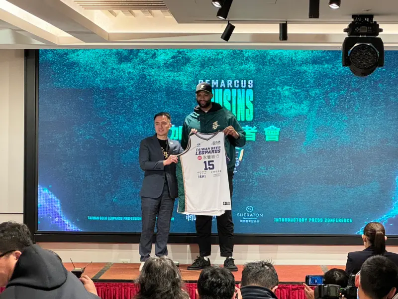 ▲NBA球星卡森斯（DeMarcus Cousins）今年球季加盟T1聯盟台啤永豐雲豹，現階段預計將至少在桃園巨蛋進行4場主場賽事。不過球隊營運長顏行書表示，他們還將和新竹御頂攻城獅於1月30號在新竹體育館進行交流賽。（圖／記者吳忠育攝）