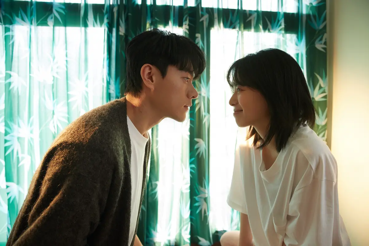 ▲李程彬（左）在邱軍的單曲〈愛不愛我〉MV中扮演工具人，現實生活裡也當過工具人。（圖／索尼音樂提供）