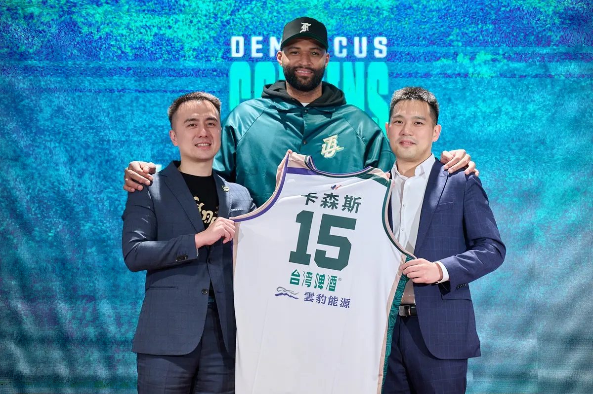 ▲卡森斯加盟T1台啤雲豹，今日舉辦記者會，並和執行長張建偉、雲豹能源副總經理譚宇軒合影。他在會上透露，在簽約之前有和霍華德聊過。（圖／台啤雲豹提供）