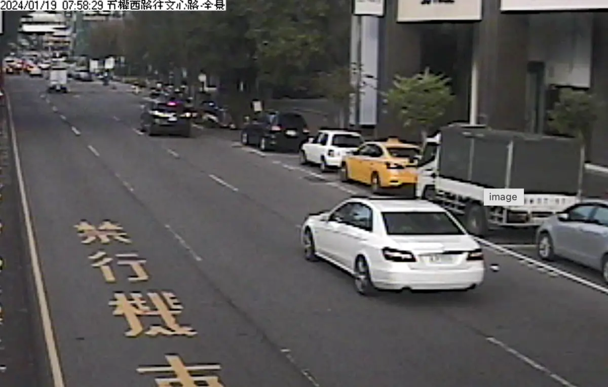 ▲台中南屯區一間麥當勞停車場今（19）日驚傳命案，警消到場後發現1對男女陳屍車內，男子身中多刀，緊急送醫宣告不治。（圖／翻攝畫面）