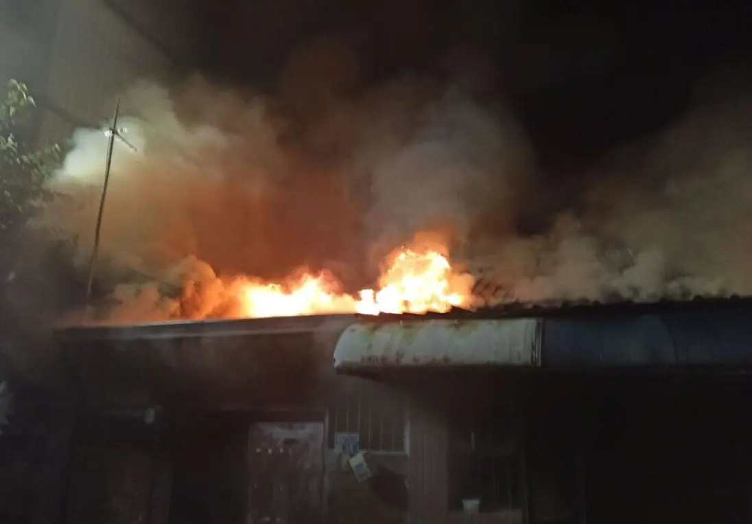 ▲嘉義市林森東路某磚木造建築20日凌晨發生火警，林姓消防員爬上屋頂要灑水搶救，不慎從高處墜落，經送醫治療後，無生命危險。（圖／嘉義市消防局提供）