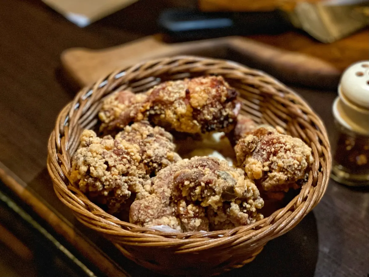 ▲已開業40多年的「Green Door 綠門餐酒館老酒吧」，因為餐點裡的炸雞太過好吃，被不少人戲稱這裡是「被餐酒館耽誤的炸雞店」。（圖／記者葉盛耀攝）