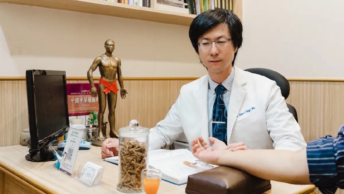 ▲中醫師吳建東鼓勵所有腦霧的患者，不用擔心，無論是西醫或中醫，都有對應的治療方式，再搭配良好的飲食與生活作息，就有機會讓腦霧退散。（圖／記者陳美嘉翻攝）