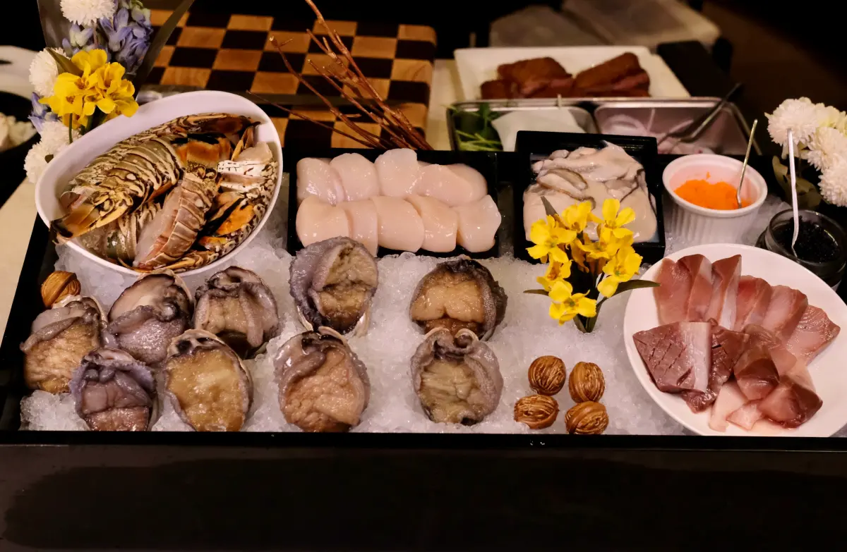 ▲「樂葵法式鐵板燒」前年底在台中創立，一開店就爆紅，不但開設台中二店，今（20）日也進軍台北信義區，標榜1,460元能吃到龍蝦、美國牛排、活鮑魚、大干貝等七種夢幻食材。（圖／記者葉盛耀攝）