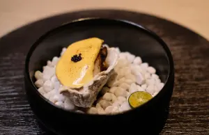 ▲「日本蠔魚子蕈菇 海膽荷蘭醬」是將生蠔搭配帶點酸味的荷蘭醬，酸香爽口。（圖／記者葉盛耀攝）