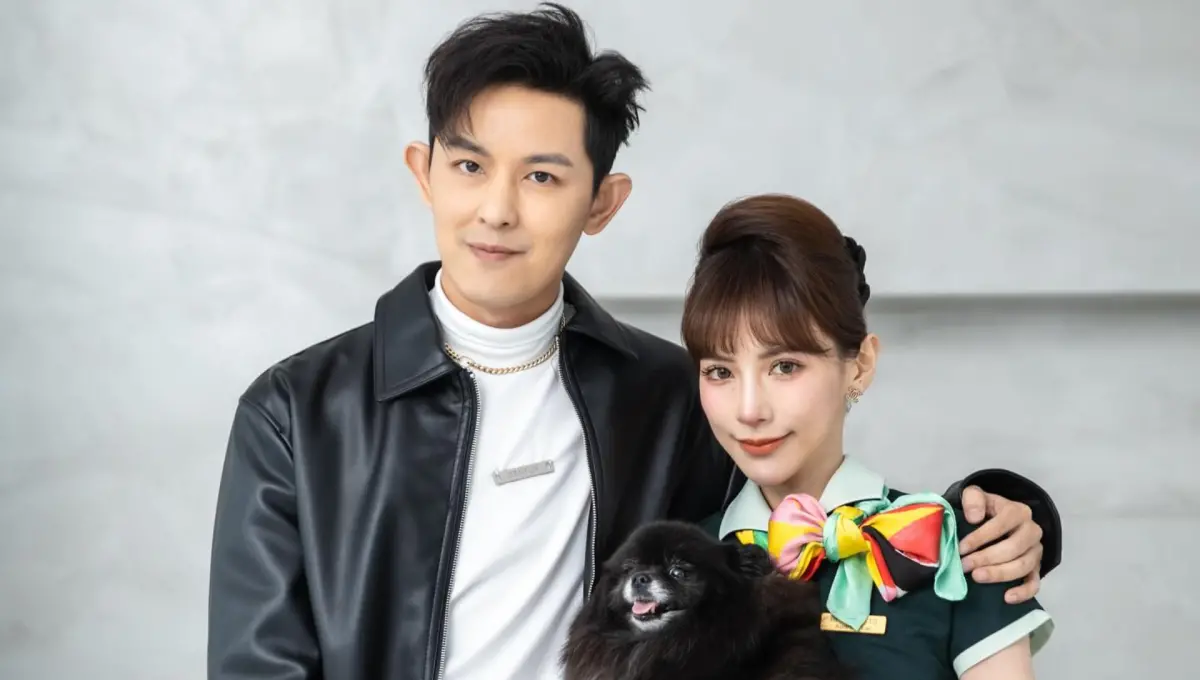 ▲敖犬（左）和空姐未婚妻發發還原在飛機上初識的畫面。（圖／翻攝自敖犬IG）